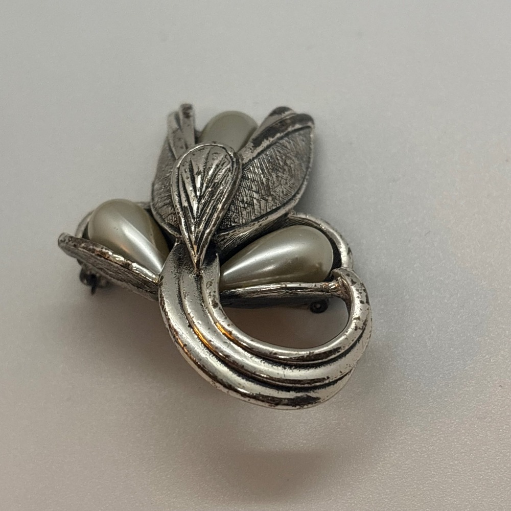 Vintage Tortolani Brooch Silver Tone Faux Pearl Floral Pin Signed‎ Botanical
